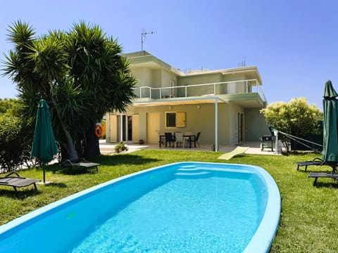 Property building, Patio, Garden, Garden view, Pool view, Swimming pool, sunbed