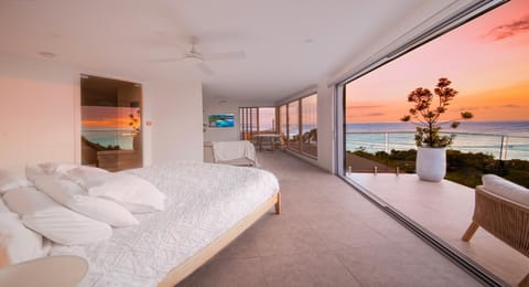 Bed, Natural landscape, View (from property/room), Balcony/Terrace, Photo of the whole room, Bedroom, Sea view, air conditioner