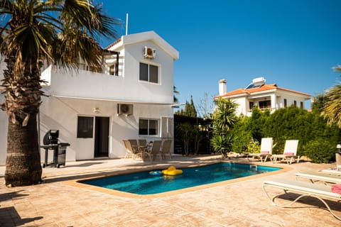 Property building, BBQ facilities, Dining area, Swimming pool, sunbed