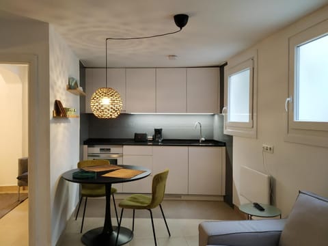 Kitchen or kitchenette, Living room, Seating area, Dining area