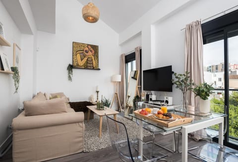Communal lounge/ TV room, TV and multimedia, Living room, Lounge or bar, Seating area, Dining area