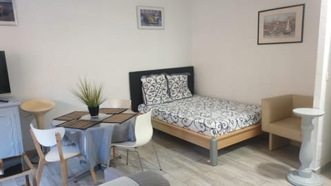 petit coin ensoleillé Apartment in Avenue du Carnier