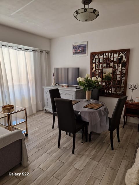 petit coin ensoleillé Apartment in Avenue du Carnier