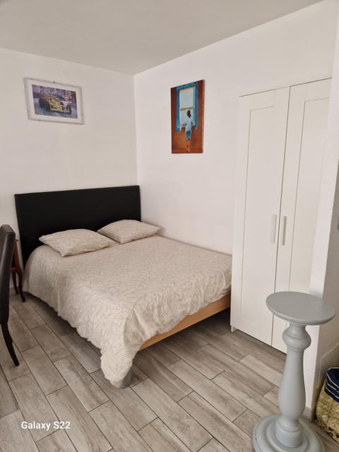 petit coin ensoleillé Apartment in Avenue du Carnier