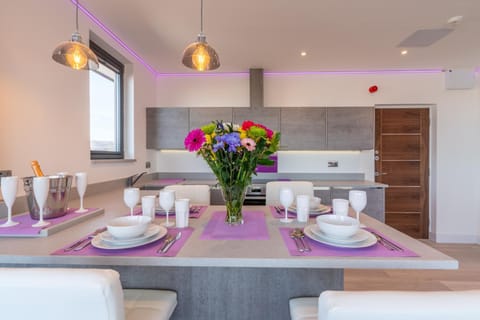 Central Penthouse with Hot Tub & Views 22 Apartment in Cheltenham