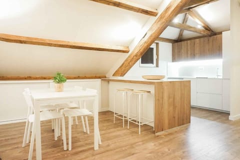 Kitchen or kitchenette, Dining area