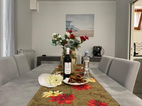 Living room, Dining area, Food, Drinks