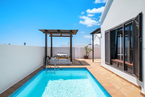 Property building, Balcony/Terrace, Swimming pool