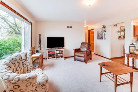 Watch the Sunrise at this Quaint Lake-View Cottage House in Peoria