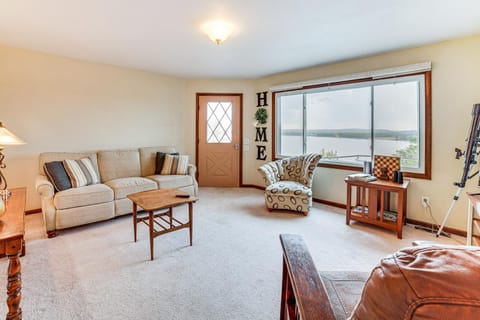 Watch the Sunrise at this Quaint Lake-View Cottage House in Peoria