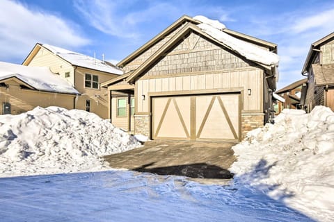 Hike and Ski Stunning Home with Hot Tub in Granby! House in Granby