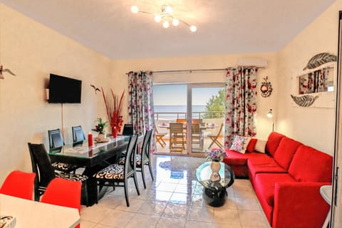 Natural landscape, TV and multimedia, Living room, Seating area, Dining area