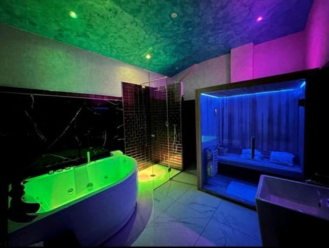 Hot Tub, Sauna, Bathroom