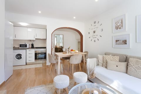 Kitchen or kitchenette, Living room, Seating area, Dining area, oven, pet friendly, stove, toaster, washing machine