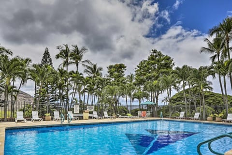 Lush Condo with Community Pool, 1 Mi to Beach! Apartment in Makaha Valley