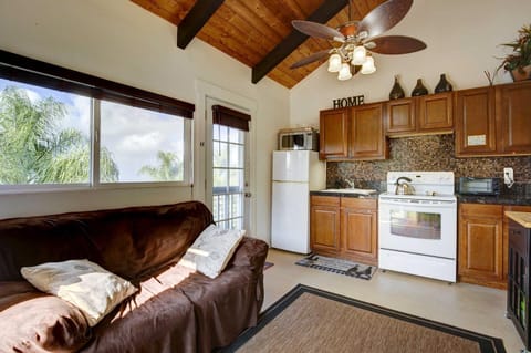 Cozy Kona Coast Apt with Lanai about 8 Miles to Beach! House in Kalaoa