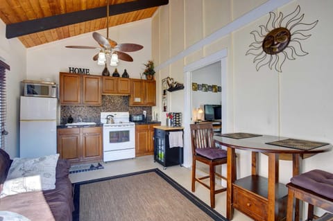 Cozy Kona Coast Apt with Lanai about 8 Miles to Beach! House in Kalaoa