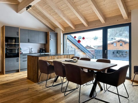 Kitchen or kitchenette, Dining area