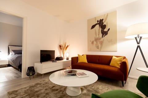 TV and multimedia, Living room, Photo of the whole room, Seating area, Bedroom