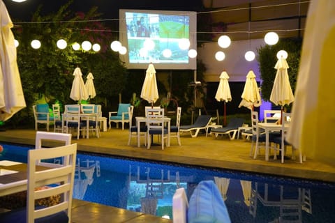 Restaurant/places to eat, Communal lounge/ TV room, Lounge or bar, Area and facilities, Swimming pool, Breakfast, sunbed