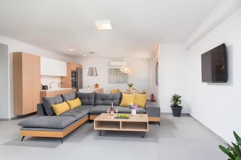 Kitchen or kitchenette, Seating area, Dining area