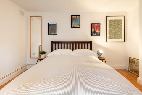 Bed, Photo of the whole room, Decorative detail, Bedroom