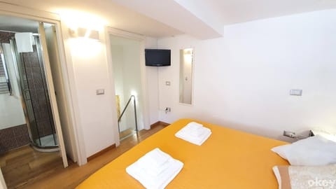Bed, Bedroom, towels