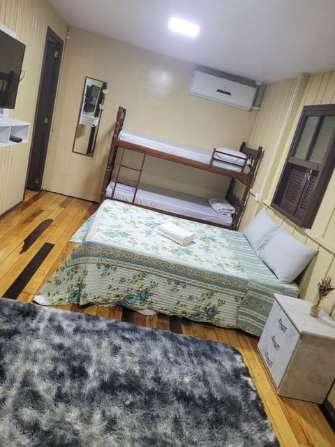 Bed, TV and multimedia, Photo of the whole room, Bedroom, air conditioner