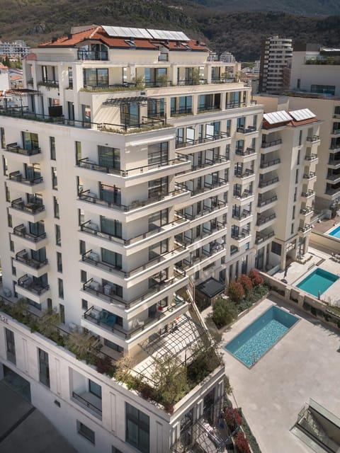 Property building, Day, Bird's eye view, Pool view, Swimming pool