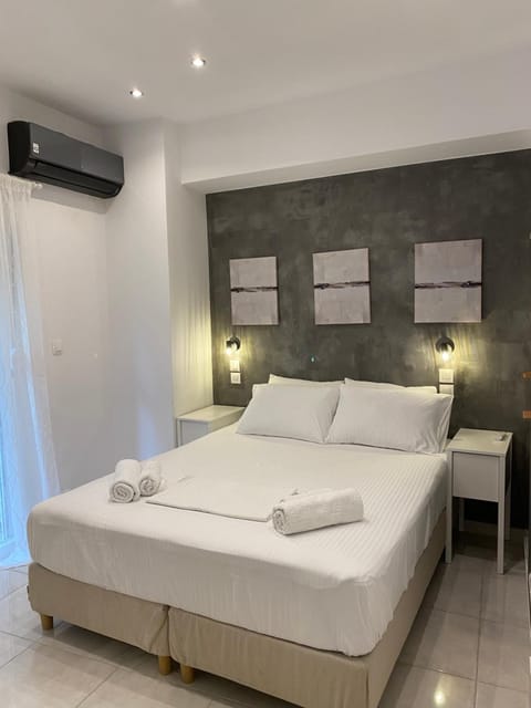 Bed, Bedroom, towels