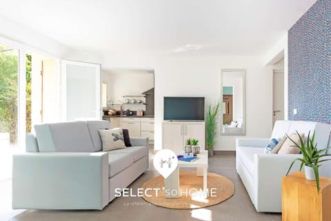 Communal lounge/ TV room, TV and multimedia, Living room, Seating area