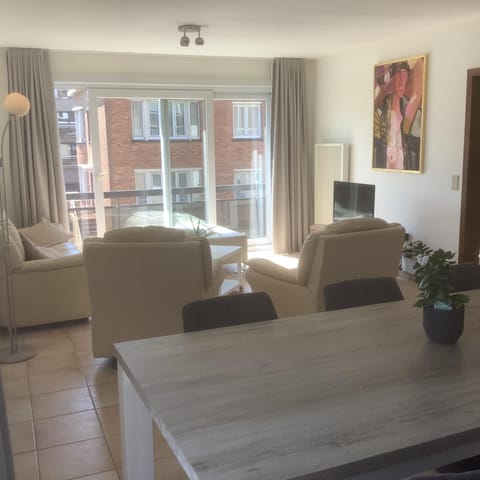 Ruim zonnig appartement op 50m van strand Apartment in Ostend