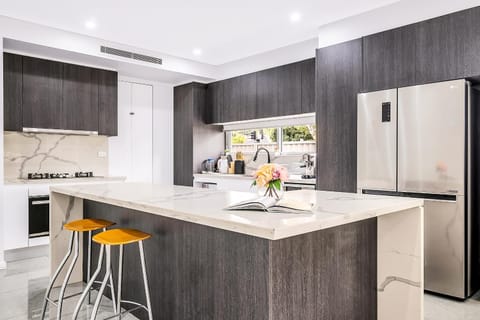 Kitchen or kitchenette, Dining area, dishwasher, minibar, oven, pet friendly, stove
