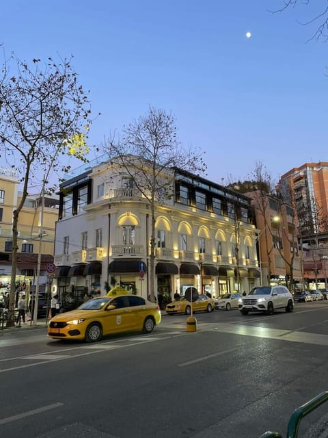 Property building, Nearby landmark, Neighbourhood
