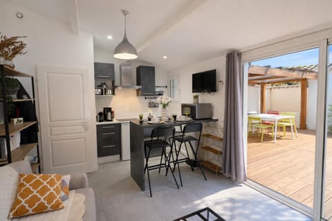 Patio, TV and multimedia, Kitchen or kitchenette, Dining area, stove
