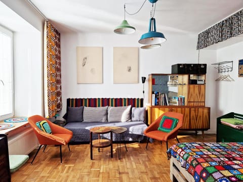 Communal lounge/ TV room, Bed, TV and multimedia, Living room, Photo of the whole room, Seating area, Bedroom, hair dresser