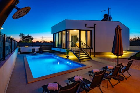 Facade/entrance, Swimming pool
