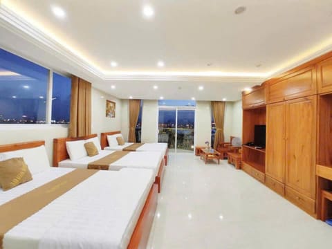 Bed, TV and multimedia, Seating area, Bedroom