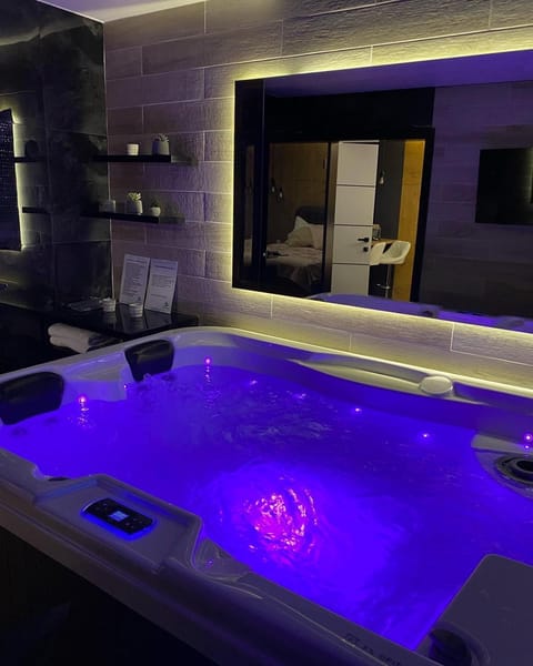 Hot Tub, Spa and wellness centre/facilities