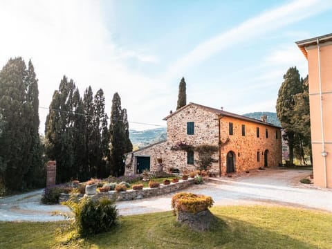 Property building, Spring, Day, Natural landscape, Garden, Garden view, Landmark view