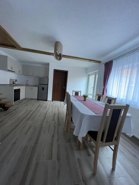 Kitchen or kitchenette, Living room, Seating area, Dining area, Communal kitchen