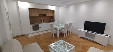 TV and multimedia, Coffee/tea facilities, Kitchen or kitchenette, Living room, Seating area, Dining area, pet friendly, stove