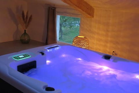 Hot Tub, Hot Tub, Spa and wellness centre/facilities