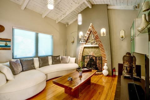 Entire private Beautiful 2 Bedroom plus Den House with gated front&back yard and Free parking 10min drive to Miami Beach House in Miami Shores