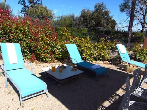 Patio, Day, Garden, Living room, Seating area, Garden view