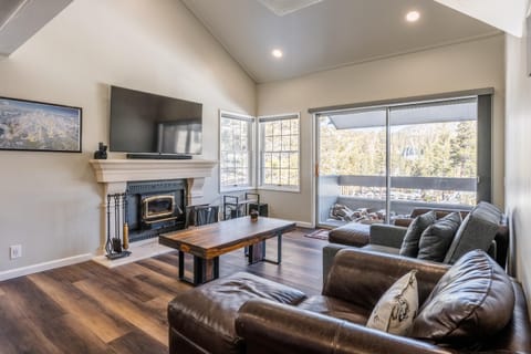 Ski in Ski Out 3 Bedrm 3 Bathrm fully remodeled Sierra Megeve Condo Steps to Canyon Lodge Sleeps 8 House in Mammoth Lakes