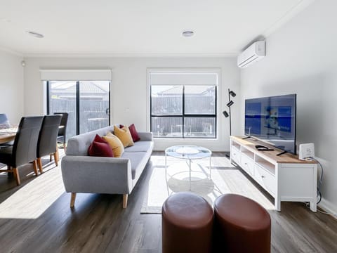 TV and multimedia, Living room, Seating area, air conditioner