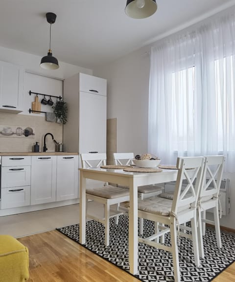 Kitchen or kitchenette, Dining area