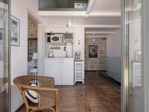 Kitchen or kitchenette, minibar