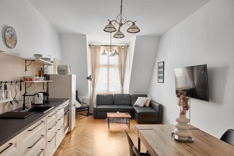 Kitchen or kitchenette, Living room, Seating area, Dining area